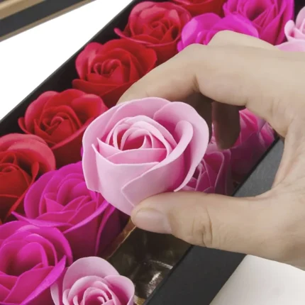 Rosas Pétalos De Jabón Más 2 Collares En Caja Corazón (12x11cm)