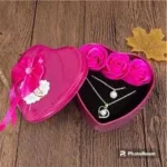Rosas Pétalos De Jabón Más 2 Collares En Caja Corazón (12x11cm)