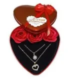 Rosas Pétalos De Jabón Más 2 Collares En Caja Corazón (12x11cm)